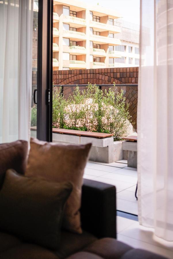 Skye Suites Sídney Exterior foto A view of the garden from the living room
